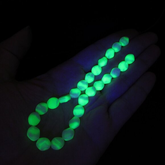 Vintage UG beads - Picture 3 of 8